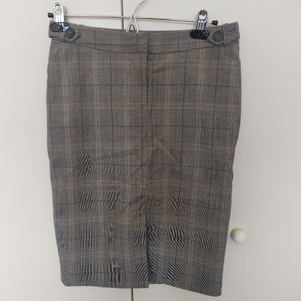 H & M Black and Gray Plaid Skirt Size 4 US